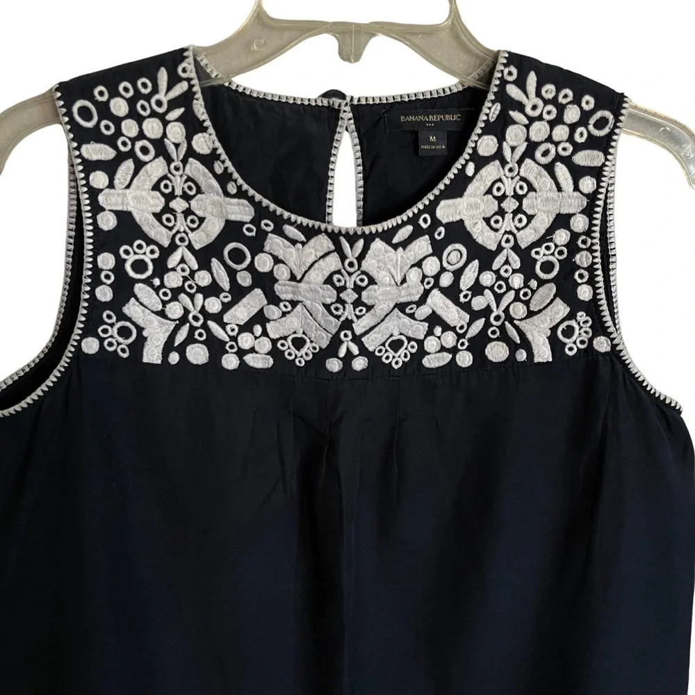 Banana Republic Embroidered Navy Blue Sleeveless Top Size M - Picture 3 of 6
